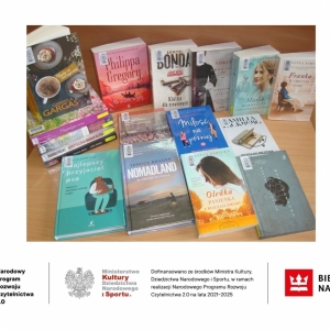 Zdjęcie przedstawia okładki książek zakupionych do biblioteki z Narodowego Programu Rozwoju Czytelnictwa 2.0 na lata 2021 – 2025