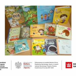 Zdjęcie przedstawia okładki książek zakupionych do biblioteki z Narodowego Programu Rozwoju Czytelnictwa 2.0 na lata 2021 – 2025